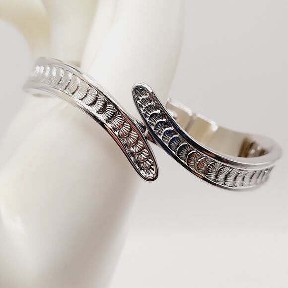Vintage Monet Rhodium Plated Hinged Bracelet Textured Design 6 Inch - Picture 1 of 9
